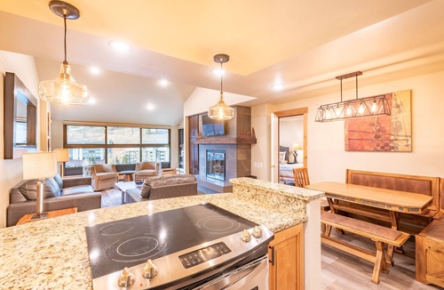 Copper Mountain Village Condo | Great condo just steps from American Eagle and Flyer lifts. 2 master bedrooms