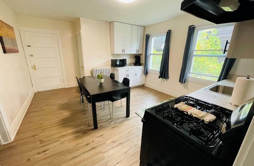 Evanston Apartment | Great Evanston Location/Roomy/Modern/Private Office/Close to NWU/Free Parking