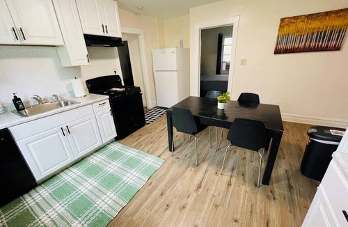 Evanston Apartment | Great Evanston Location/Roomy/Modern/Private Office/Close to NWU/Free Parking