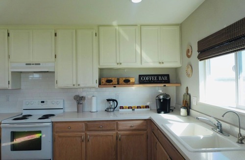 Stanislaus County House | Great for groups: Romantic farmhouse with beautiful lawns and parking.