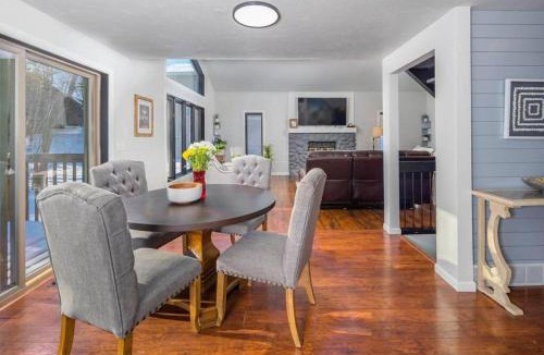 Green Bay House | Green Bay Cozy home, 3 bed rooms, 6 beds, 2 bath