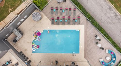 Vestavia Hills Apartment | Green & Private 2BR - King Bed, Pool, Gym Near UAB & Hospitals