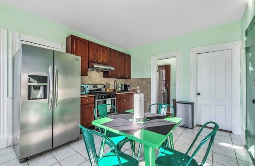 East Rock Apartment | GreenN'Groovy: East Rock 5 mins to DT|Yale 5 beds