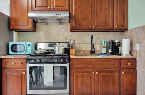 East Rock Apartment | GreenN'Groovy: East Rock 5 mins to DT|Yale 5 beds