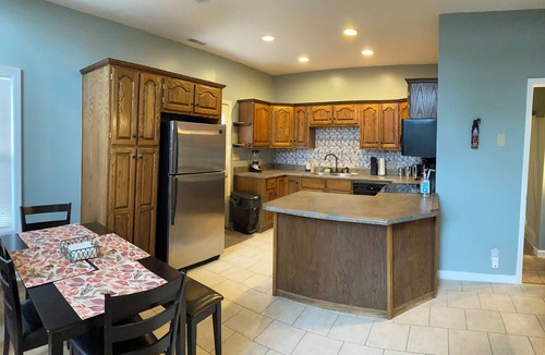 Greentown House | Greentown Comfort- King bed, full kitchen, pure water!