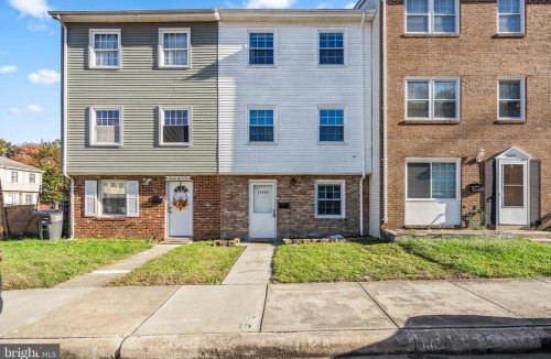 Woodbridge House | Ground level townhouse Private entrance and bath near quantico