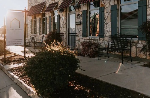 Gruene Condo | GrueneGusthaus #4|Private Condo+ Golf Cart Rentals