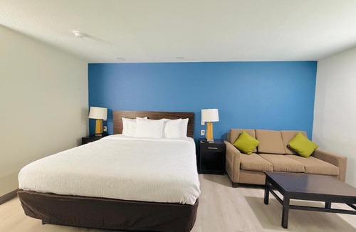 North San Antonio - SAT Hotel | Hallmark Inn & Suites Newly Renovated Rooms San Antonio Northeast