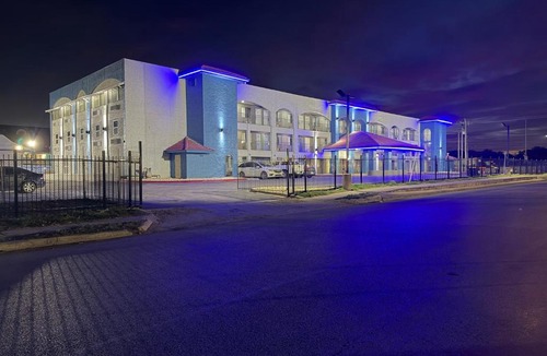 North San Antonio - SAT Hotel | Hallmark Inn & Suites Newly Renovated Rooms San Antonio Northeast