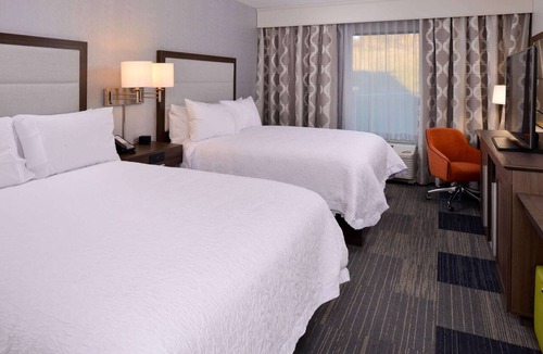 East Greenbush Hotel | Hampton Inn & Suites Albany-East Greenbush