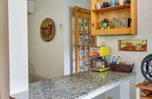 Sunnyside Apartment | Happy Valley Rental: Private Deck & Charcoal Grill