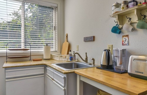 Sunnyside Apartment | Happy Valley Rental: Private Deck & Charcoal Grill