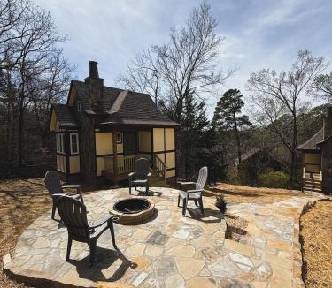 Eureka Springs Historic District Ski Chalet | Hearthstone Hideaway at Tudor Suites