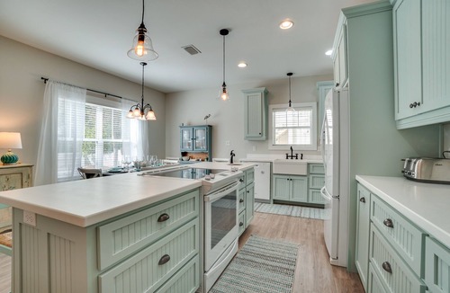 Seagrove Beach House | HEATED PRIVT POOL/SPA! Walk to beach/cafes/shops! Quiet! Bikes/beach equip incl.