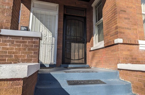 Cicero House | Heritage Natural Light & Wood 2-bedroom Bungalow Unit in Northwest Cicero