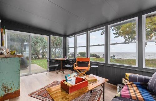 Oshkosh House | Hickory on the Lake , A stunning getaway on Lake Winnebago