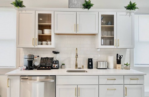 Clifton Apartment | Hidden Gem in plain sight! Adorable 3 Bdrm Duplex near Hospitals & Universities.