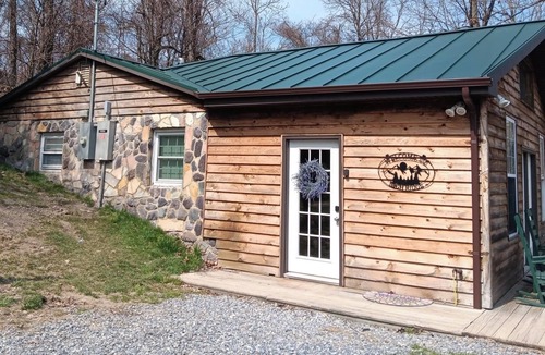 Stanley Cabin | High Ridge Cabin with Hot Tub, Starlink Wi-Fi & Whole-House Generator