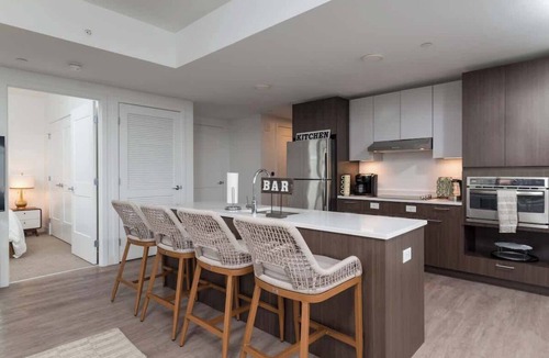 Central Square Apartment | High Rise 3 BR Retreat w City Skyline Views, Shared Gym