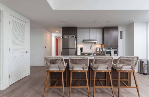 Central Square Apartment | High Rise 3 BR Retreat w City Skyline Views, Shared Gym