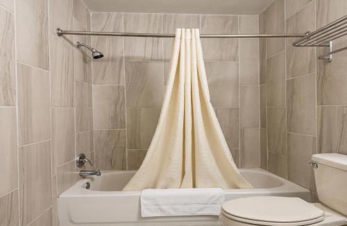 Warrensville Heights Hotel | Highlander Inn Cleveland Beachwood Near I-480
