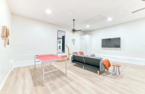 Roseland House | Hilltop Hideaway - Heated Pool - Jacuzzi - Ping Pong - 12 guests - Fireplace - Mountain Views - Pets are allowed by request