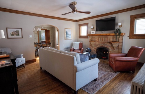 Elgin House | Historic Cottage- Luxury and Charm- Gas Fire Place- Patio- Freshly Renovated