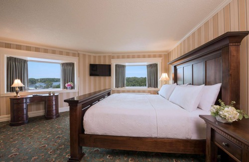 Red Wing Hotel | Historic Hotel in Beautiful Red Wing -Outdoor Activities -Dining -Museums -Art