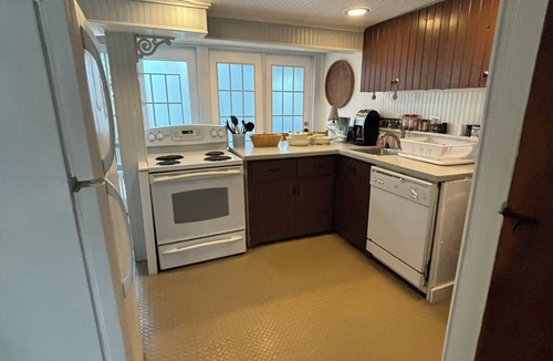 Cherry Grove Cottage | Historic quaint beach cozy 4-bedroom cottage in beautiful Cherry Grove