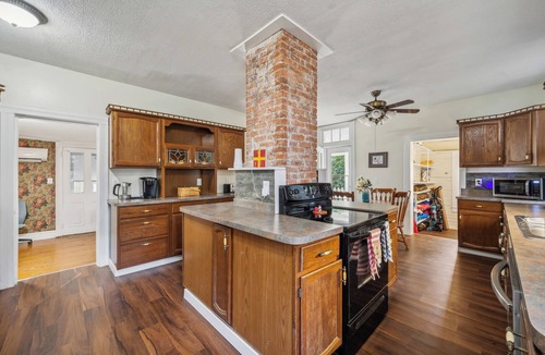 Onancock House | Historic Victorian Home–3 King Bedrooms w/55"4KTVs, Full Kitchen, Screened .