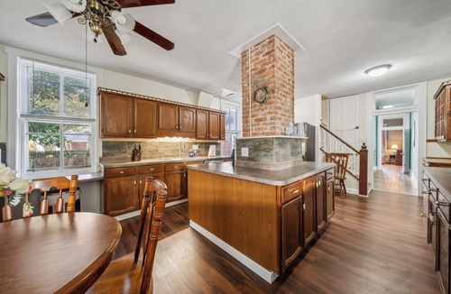 Onancock House | Historic Victorian Home–3 King Bedrooms w/55"4KTVs, Full Kitchen, Screened .
