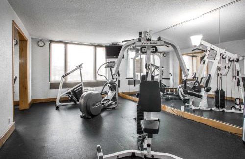 West Lawn Hotel | Holiday Inn Chicago Midway Airport S by IHG