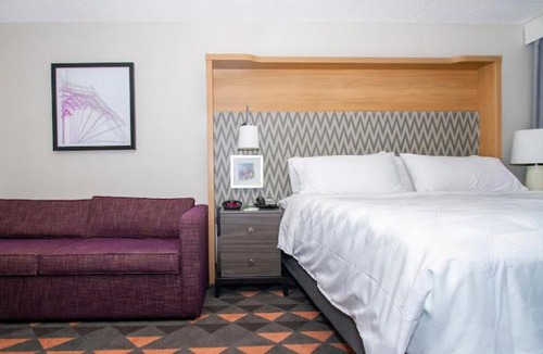 Village of Lakewood Hotel | Holiday Inn Chicago Nw Crystal Lk Conv Ctr by IHG