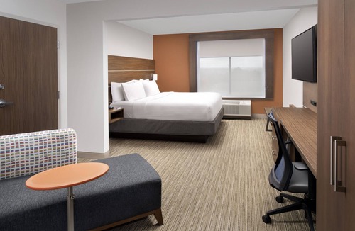 Linthicum Heights Hotel | Holiday Inn Express & Suites Baltimore - BWI Airport North by IHG