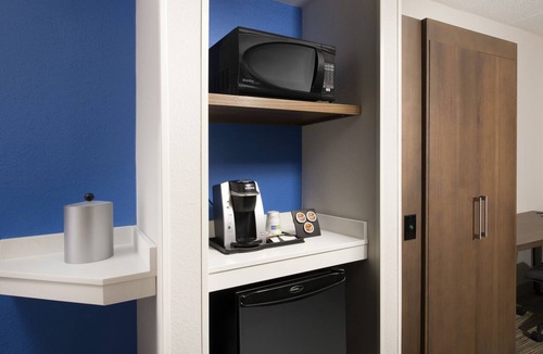 Linthicum Heights Hotel | Holiday Inn Express & Suites Baltimore - BWI Airport North by IHG