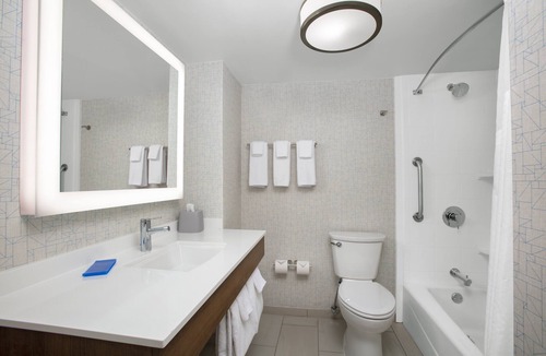Charleston Hotel | Holiday Inn Express Charleston-Civic Center by IHG