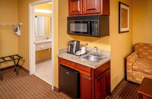 Bonnyman Hotel | Holiday Inn Express Hotel & Suites Hazard by IHG
