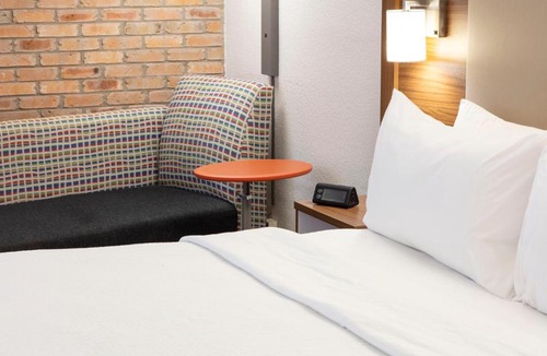 Crownhill Park Hotel | Holiday Inn Express - San Antonio Airport by IHG