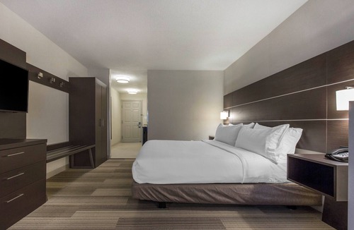 St. Charles Hotel | Holiday Inn Express & Suites Chicago West - St Charles by IHG
