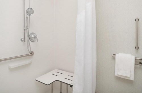 Hermantown Hotel | Holiday Inn Express & Suites Duluth North - Miller Hill by IHG