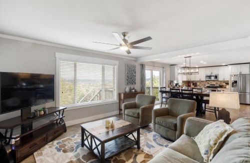 Bonney Lake Villa | HoneyHomes Spectacular View Home with Amenities