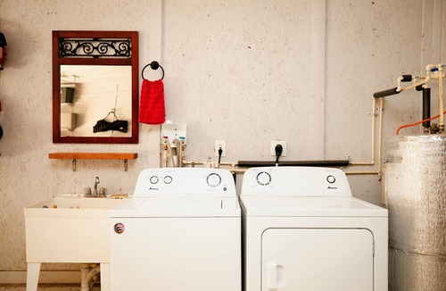 Commerce Apartment | Honeysuckle Hideaway