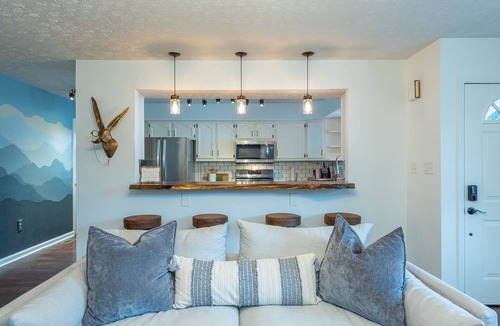 Royal Pines House | Hosting Emergency Relief Workers WIFI, POWER & WATER Available - Pet Friendly