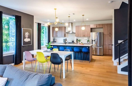 Govalle House | Hot Tub Time Machine Clubhouse DT 6 Min Drive
