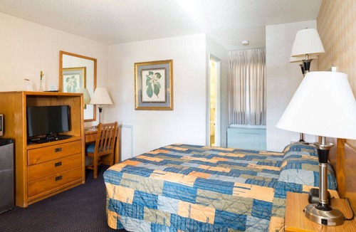 Huntington Hotel | Hotel ∙ Spacious Room in Budget Host Inn with 1 Queen Bed for Couples