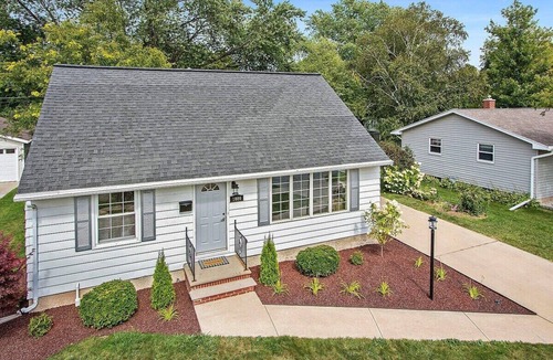 Green Bay House | House w/Finished Garage walk to Lambeau/Bars/Resch