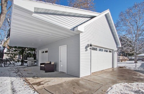 Green Bay House | House w/Finished Garage walk to Lambeau/Bars/Resch
