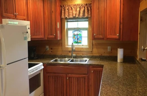 Bryant Cabin | hummingbird · NO SUNDAY CHECK INS- hot tub ,gated, HUMMINGBIRD