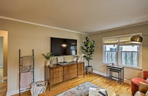 Allouez House | Ideal Green Bay Home < 3 Mi to Lambeau Field!