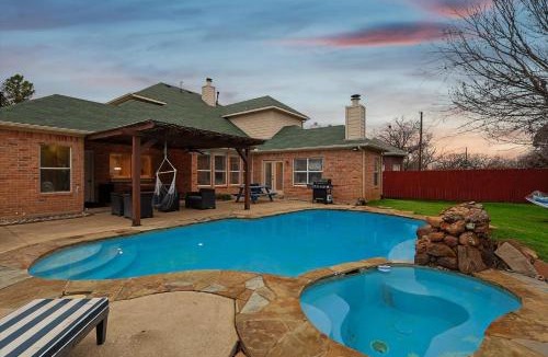Irving House | Immaculate 5BR 2,5BA Holiday Home with Pool